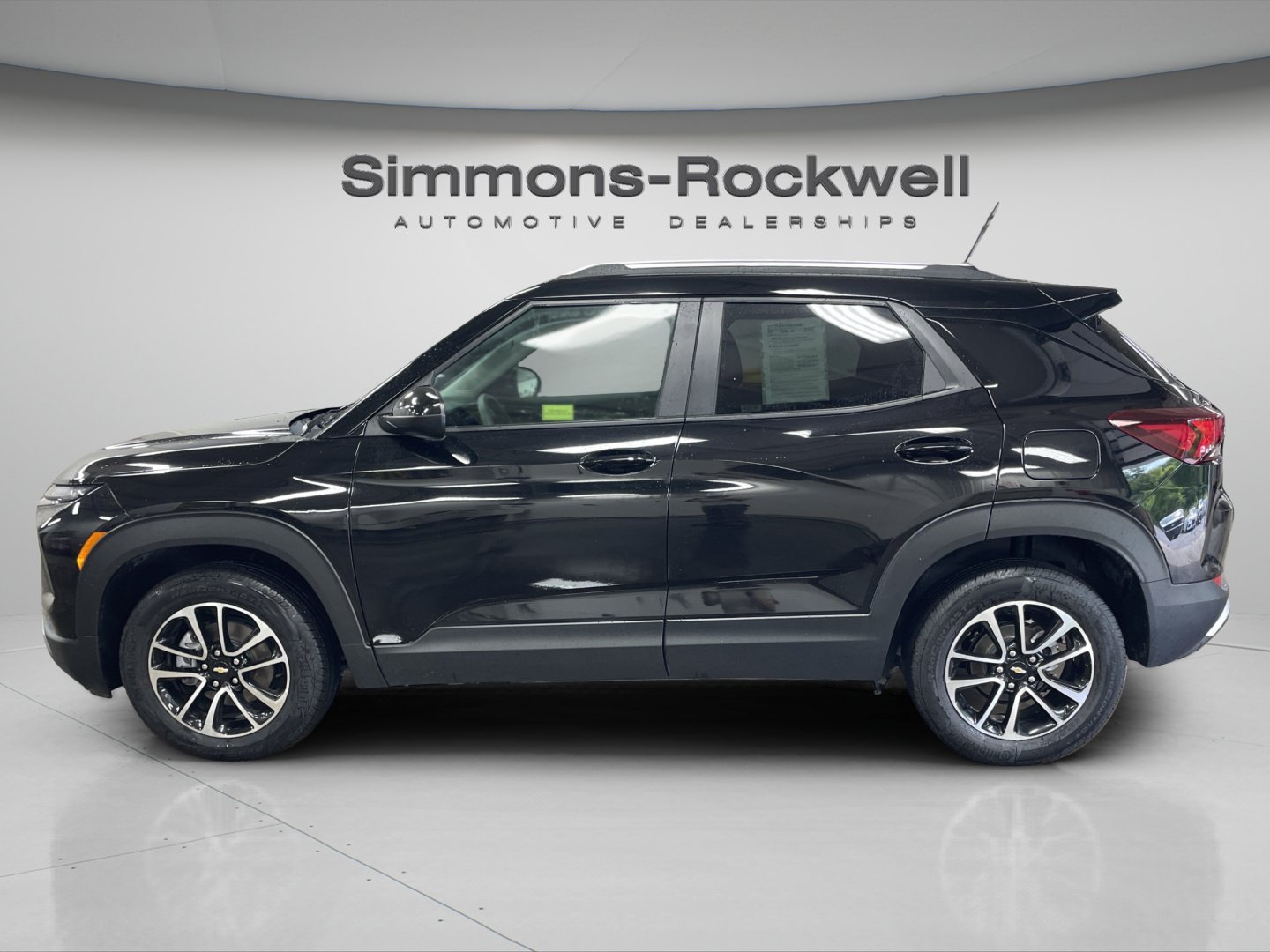 Used 2025 Chevrolet TrailBlazer LT AWD/4WD image 2