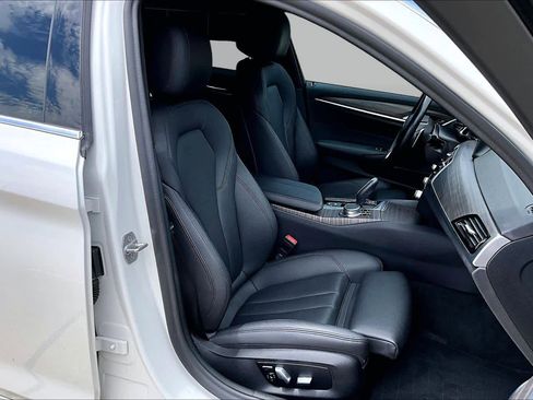 Used 2020 BMW 530i w/ Premium Package RWD image 9