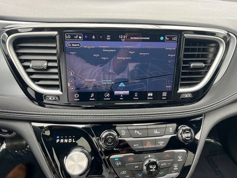 Used 2025 Chrysler Pacifica Limited FWD image 35