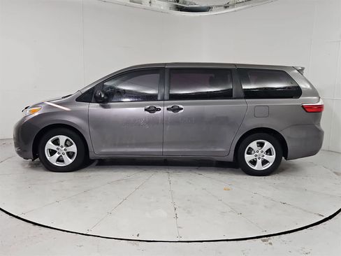 Used 2016 Toyota Sienna L image 3