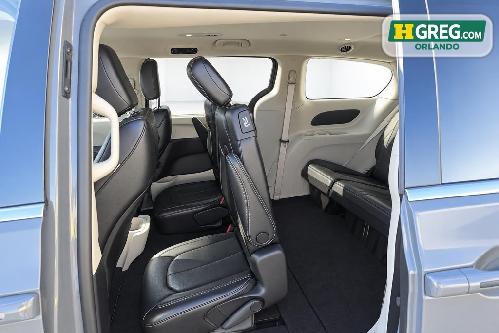 Used 2022 Chrysler Pacifica Touring-L FWD image 12