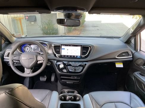 New 2026 Chrysler Pacifica Select w/ S Appearance Package image 18