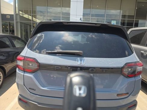 Used 2023 Honda Pilot TrailSport image 5