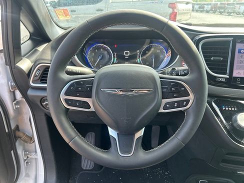 Used 2025 Chrysler Pacifica Select FWD image 17