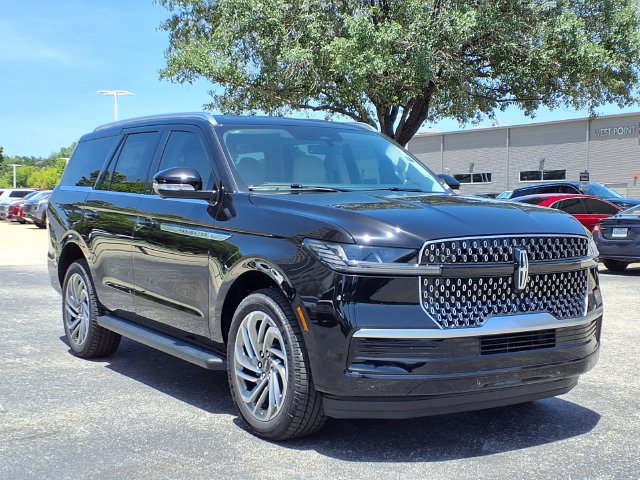 New 2027 Lincoln Navigator Premiere RWD image 4