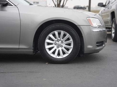 Used 2014 Chrysler 300 image 4