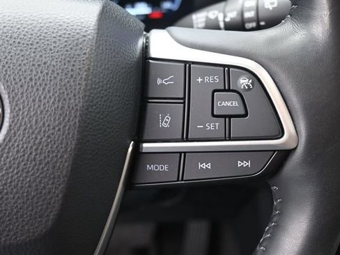 Used 2023 Toyota Highlander Limited FWD image 2