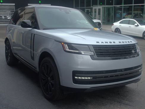 Used 2025 Land Rover Range Rover SE image 3