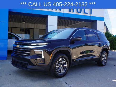 Used 2025 Chevrolet Traverse LT FWD image 1