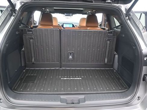 New 2026 Toyota Highlander Platinum AWD/4WD image 15