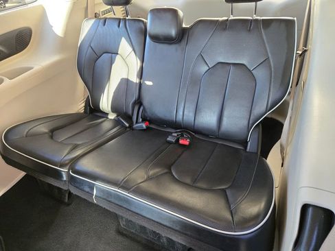 Used 2022 Chrysler Pacifica Limited image 17