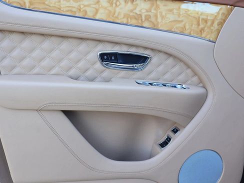 Used 2022 Bentley Bentayga AWD/4WD image 13