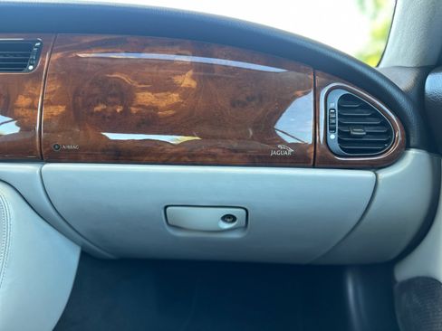 Used 2003 Jaguar XK8 Convertible image 37