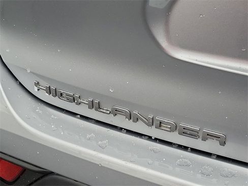 Used 2022 Toyota Highlander XLE image 12