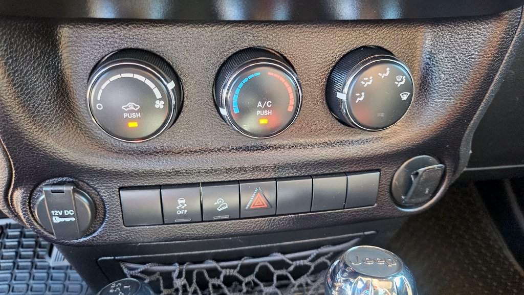 Used 2016 Jeep Wrangler Sport w/ Connectivity Group AWD/4WD image 33