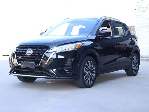 Used 2022 Nissan Kicks SV w/ Interior Electronics Package FWD image 2