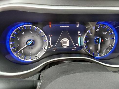 Used 2024 Chrysler Pacifica Touring-L FWD image 30
