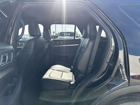 Used 2018 Ford Explorer XLT w/ Equipment Group 202A AWD/4WD image 9