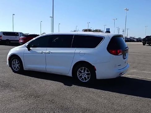 Used 2022 Chrysler Voyager LX image 6