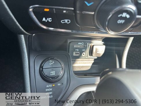 Used 2015 Jeep Cherokee Latitude w/ Cold Weather Group AWD/4WD image 22