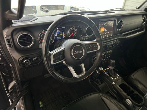 Used 2019 Jeep Wrangler Unlimited Sahara AWD/4WD image 17