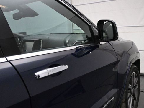 Used 2017 Jeep Grand Cherokee Overland w/ Jeep Active Safety Group image 14