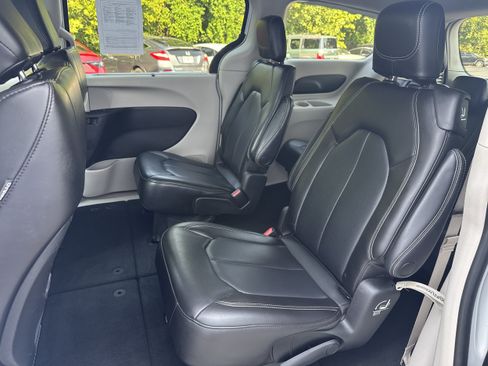 Used 2023 Chrysler Pacifica Touring-L FWD image 9