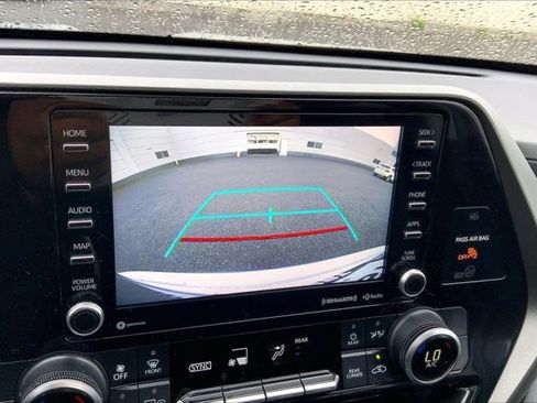 Used 2022 Toyota Highlander LE AWD/4WD image 21