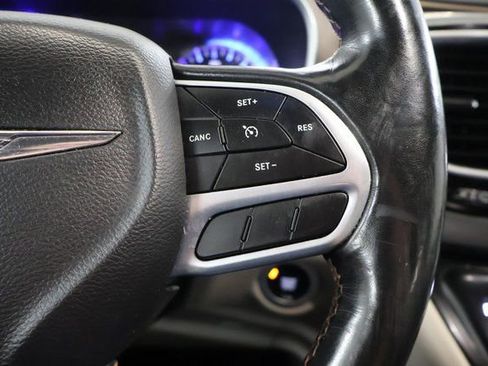 Used 2019 Chrysler Pacifica Touring-L image 18