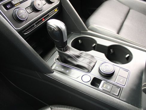 Certified 2021 Volkswagen Atlas Cross Sport SE image 18