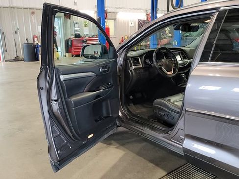 Used 2019 Toyota Highlander XLE AWD/4WD image 23