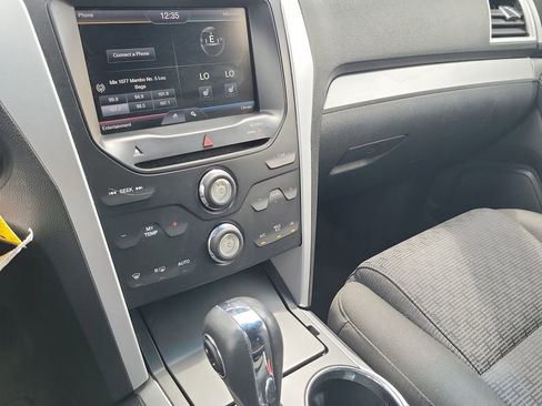 Used 2015 Ford Explorer XLT AWD/4WD image 28