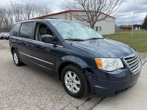 Used 2009 Chrysler Town & Country Touring FWD image 3