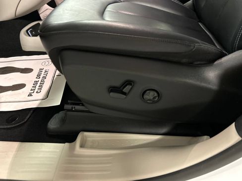 Used 2024 Chrysler Pacifica Touring-L FWD image 13