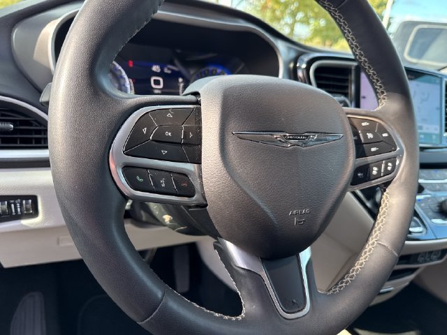 Used 2024 Chrysler Pacifica Touring-L FWD image 13