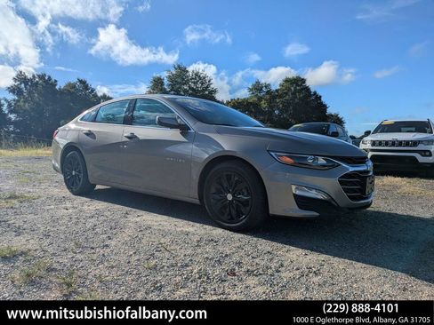 Used 2025 Chevrolet Malibu LT FWD image 1