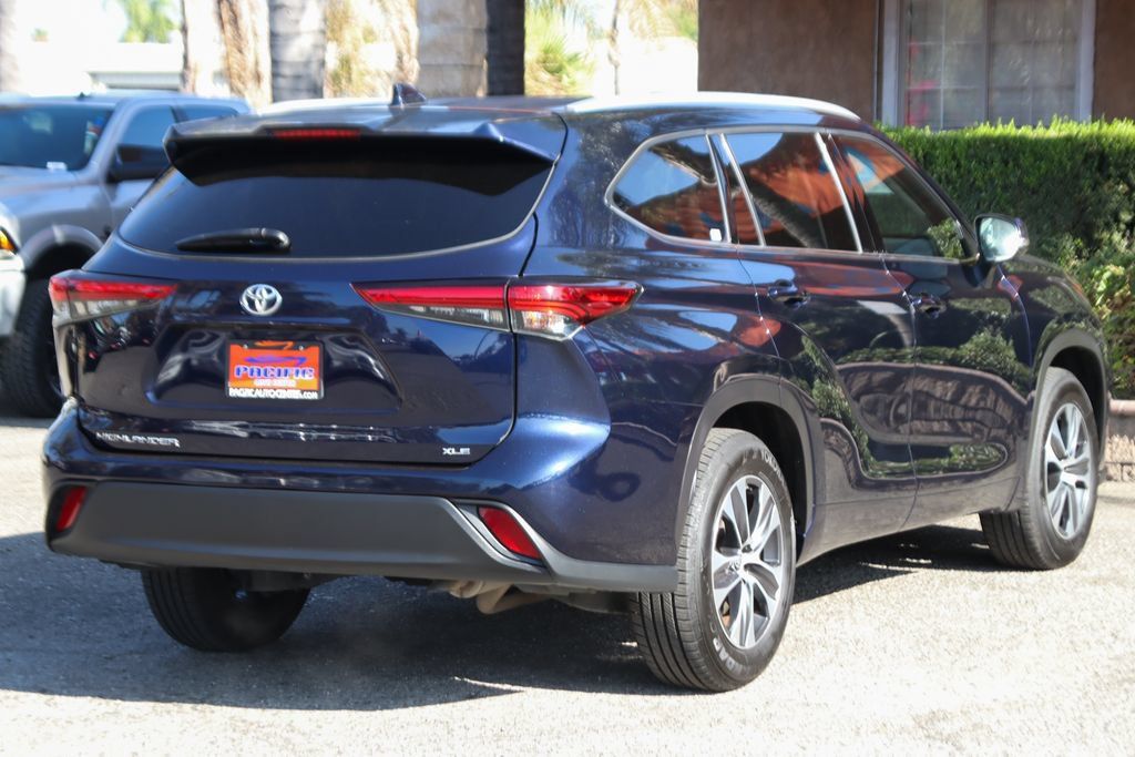 Used 2022 Toyota Highlander XLE FWD image 11