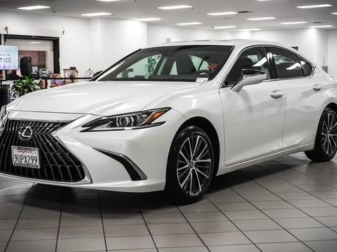 Used 2025 Lexus ES 300h w/ Premium Package image 2