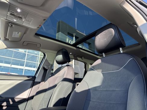 Used 2023 Volkswagen Taos SE w/ Panoramic Sunroof Package image 17