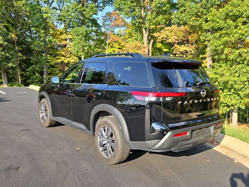 Used 2025 Nissan Pathfinder SV image 6