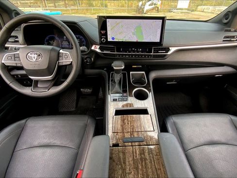 Used 2025 Toyota Sienna Limited image 15