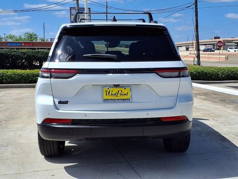 Used 2023 Jeep Grand Cherokee Altitude image 5