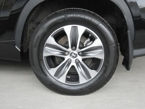 Used 2023 Toyota Highlander XLE image 31