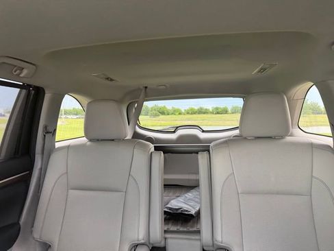 Used 2015 Toyota Highlander Limited FWD image 12