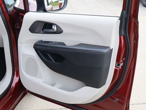 Used 2023 Chrysler Pacifica Touring-L FWD image 31