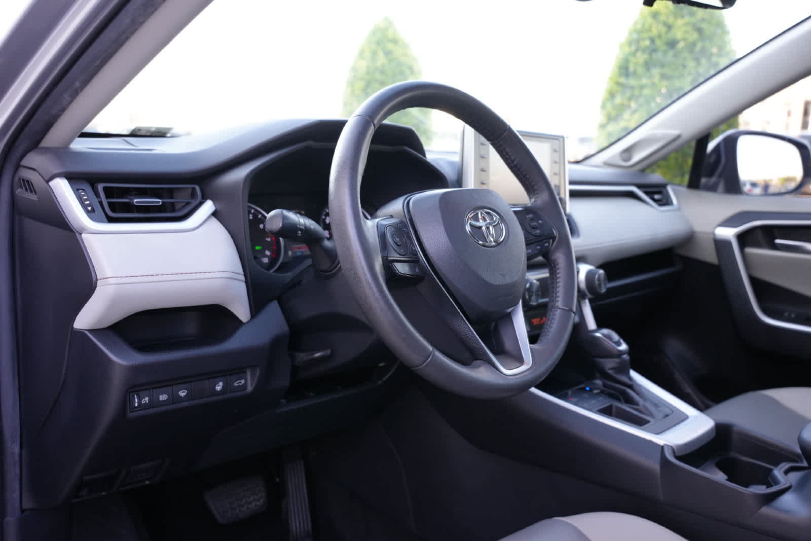 Used 2021 Toyota RAV4 XLE Premium FWD image 14