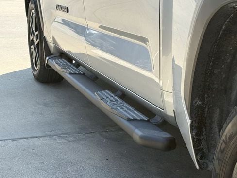 Used 2025 Toyota Tundra Limited AWD/4WD image 10