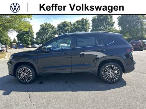 New 2026 Volkswagen Taos SE FWD image 2
