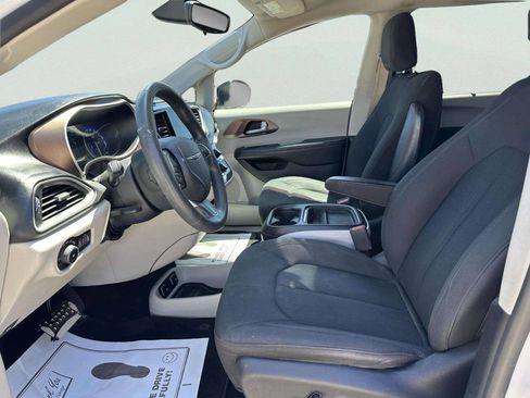Used 2017 Chrysler Pacifica Touring Plus w/ Tire & Wheel Group FWD image 10