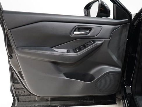 Used 2025 Nissan Rogue SV image 18